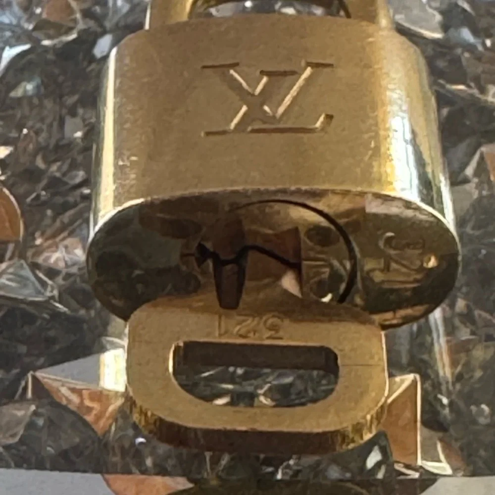 Louis Vuitton, Lock and Key, Authentic, 321 - Picture 3 of 5